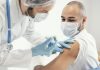 Objectif 2030 : où en est la France dans la lutte contre les hépatites virales ? Un homme qui se fait vacciner contre l'hépapite.