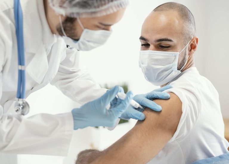 Un homme qui se fait vacciner contre l'hépapite.
