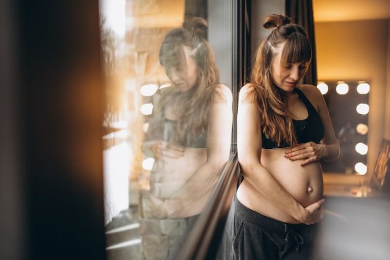Une femme enceinte inquiète de son diabète gestationnel.