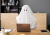 Ghosting : que faire quand l’autre disparaît sans un mot ? Une personne qui est en train de ghoster la personne avec qui elle entretenait une relation.