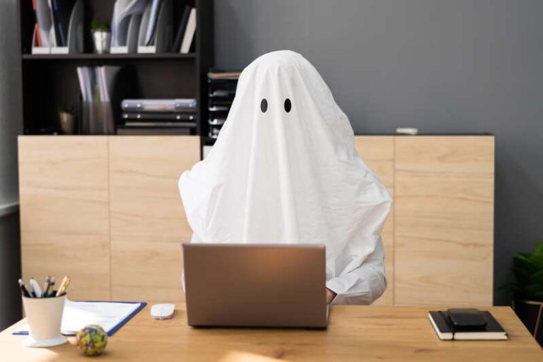 Une personne qui est en train de ghoster la personne avec qui elle entretenait une relation.