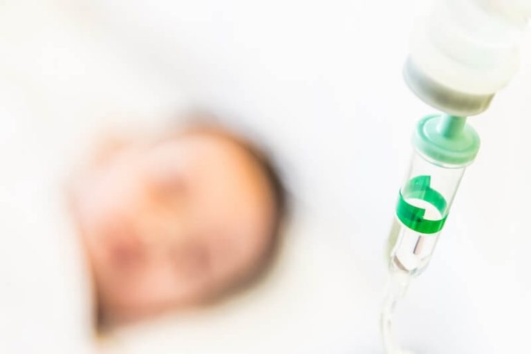 Un bébé malade dans son berceau.