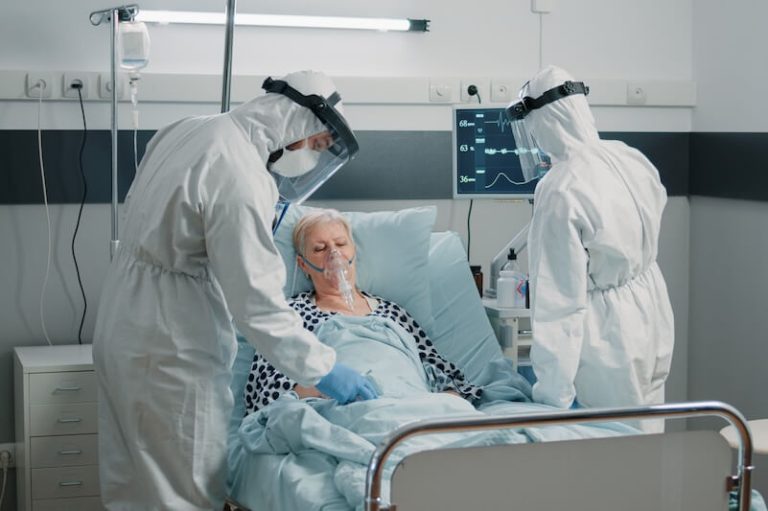 Une patiente atteinte du Covid-19 prise en charghe en service de réanimation, aux premiers jours de l'épidémie.