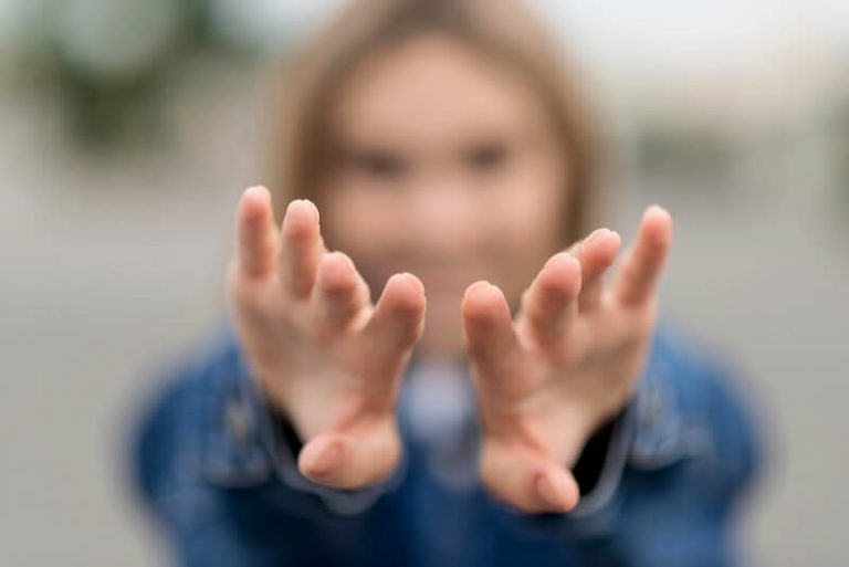 Une jeune femme victime de tremblement essentiel.