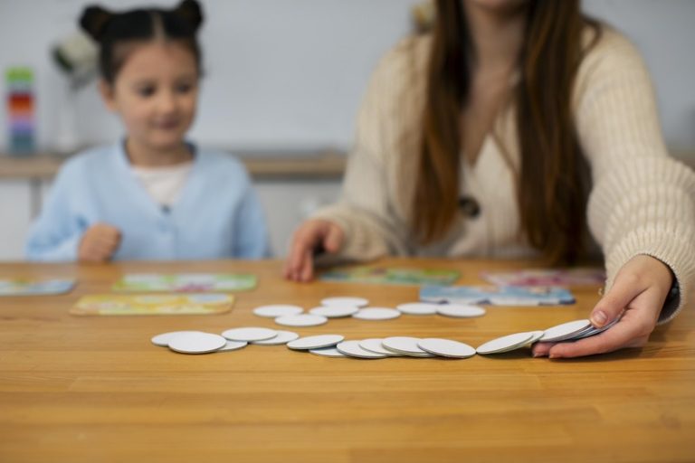Une maman qui éduque sa fille avec la méthode Montessori.