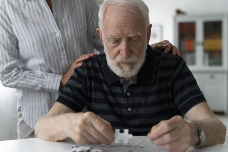 Un homme atteint d'Alzheimer qui essaie de récupérer ses capacités cognitives.