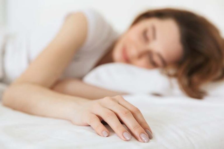 Une femme qui a retrouvé un sommeil depuis qu'elle utilise l'implant Inspire pour traiter ses apnées du sommeil.