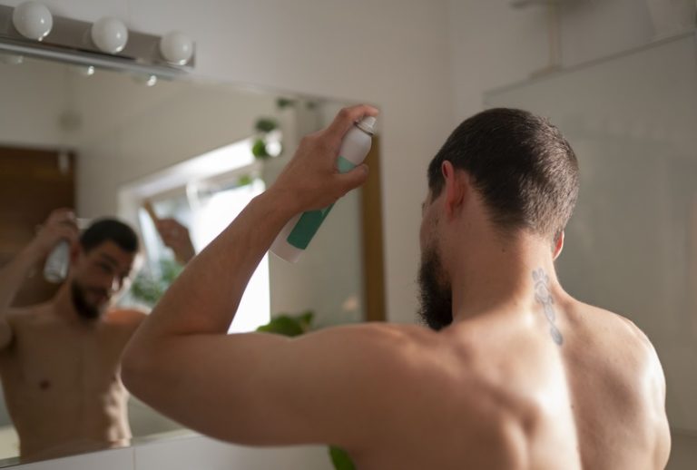 Un homme qui utilise le nouveau traitement contre la calvitie, le Fincrezo.