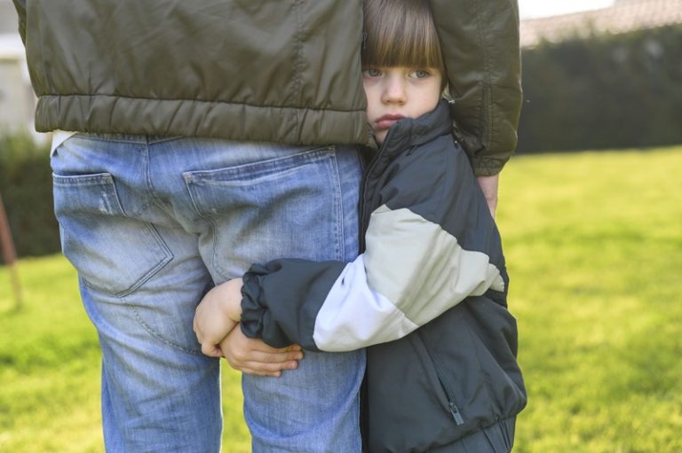 Un enfant qui a besoin d'être proche de son papa.