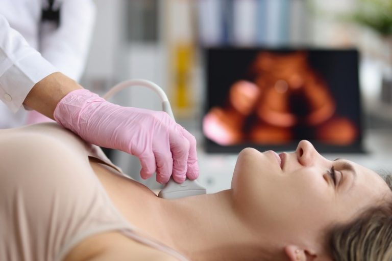 Une femme en plein examen pour dépister un potentiel cancer de la gorge.