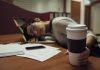 Dette de sommeil : comment rattraper le sommeil perdu ? Une femme qui dort au travail à cause de sa dette de sommeil.