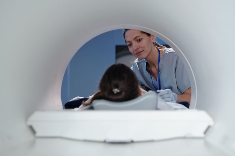Une enfant qui passe un scanner médical.