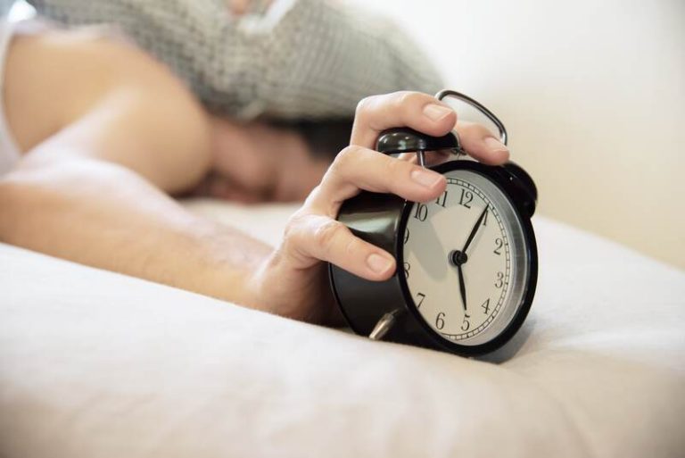 Un homme qui se réveille toutes les nuits à la même heure.