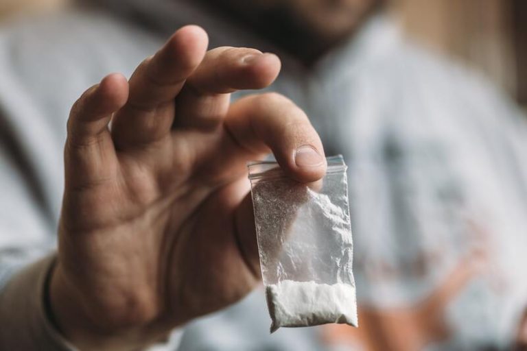 Un homme qui consomme de la cocaïne.