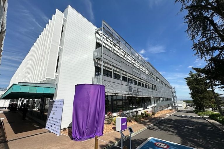 Inauguration de l'usine ARN Messager de Sanofi à Marcy-l'Étoile, près de Lyon, le 18 avril 2025.