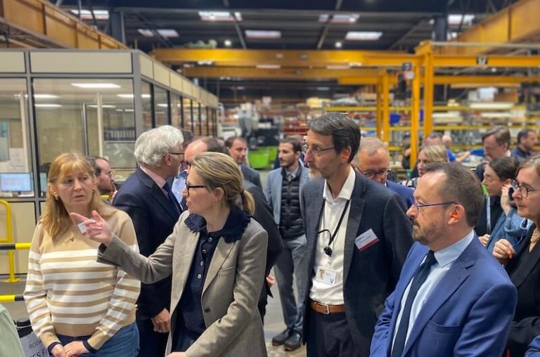 Visites à Lyon des ministres de la Santé, Yannick Neuder, et du travail, Astrid Panosyan-Bouvet, dans l'entreprise Valserve le 24 avril 2025.