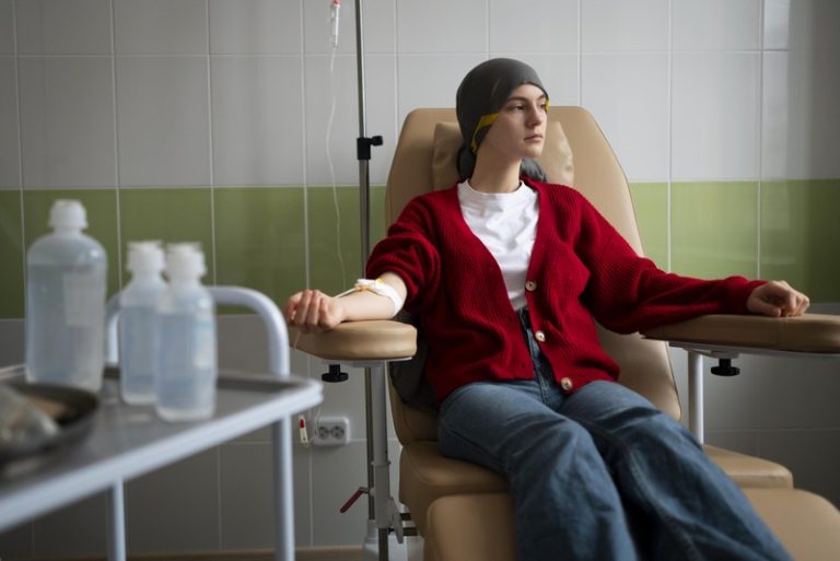 Une femme atteinte d'un cancer évitable pendant une séance de chimiothérapie.