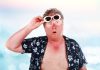 Peau et soleil : les 4 erreurs qui ruinent votre protection sans le savoir Homme qui a pris un coup de soleil au visage à la plage.
