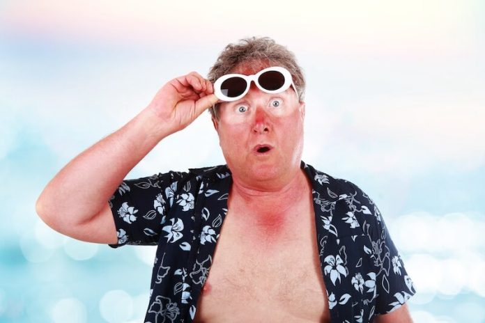 Bons gestes contre le soleil ma sante Homme qui a pris un coup de soleil au visage à la plage.