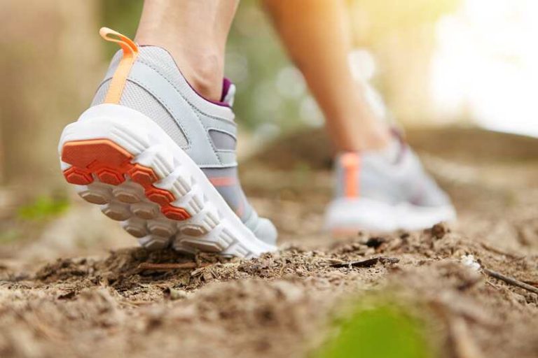 Une femme qui fait 30 min d'activité tous les jours pour être en bonne santé.