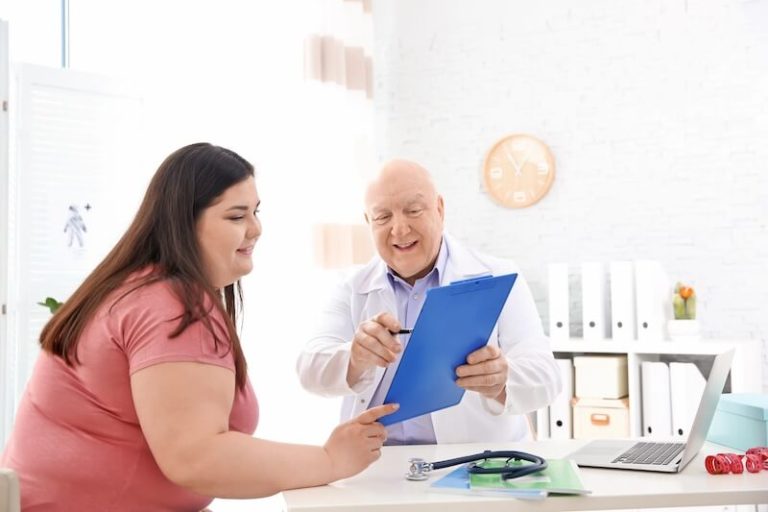 Un médecin généraliste prescrivant un traitement anti obésité à son patient.