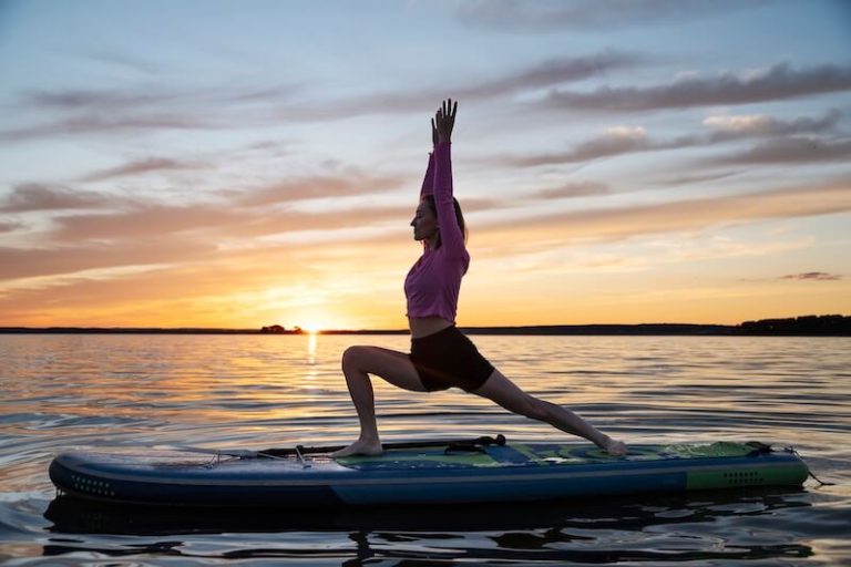 Femme faisant du yoga sur un paddleboard.
