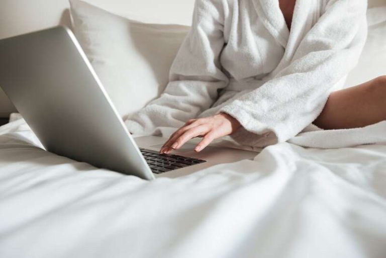 Une femme qui décrit ses émotions sur Chat GPT.