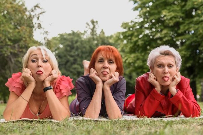 Retraite menopause bienfaits reconnexion ecoute reconfort ma sante Des femmes participant à une retraite ménopause.