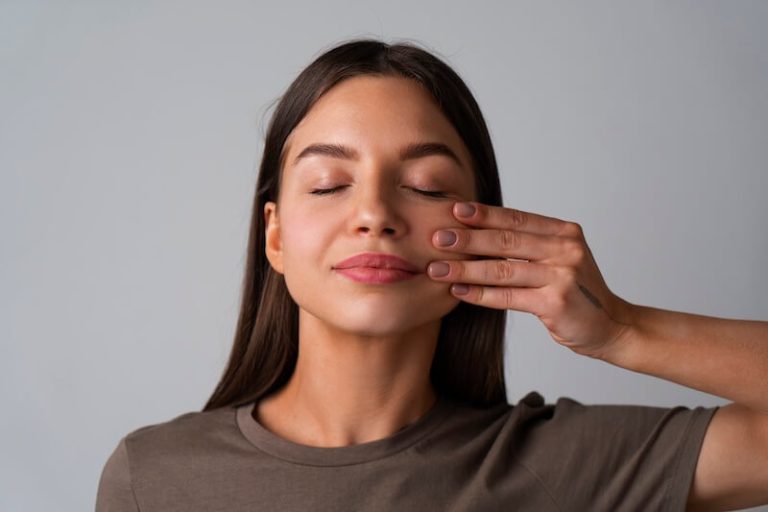 Femme pratiquant le face yoga.