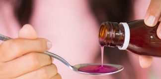 Addictions au sirop pour la toux : quand les jeunes se soignent… pour planer Une jeune fille qui prend du sirop pour la toux à base de codéine pour faire un purple drank.