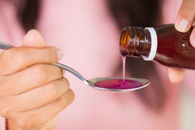 Une jeune fille qui prend du sirop pour la toux à base de codéine pour faire un purple drank.