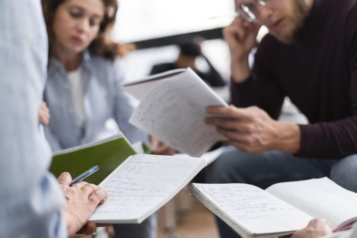 améliorer sa mémoire pour retenir ses leçons avant examens Ma Santé Des étudiants qui révise leurs leçons avant des examens.