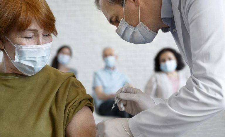 Une campagne de vaccination à destination des seniors en France.
