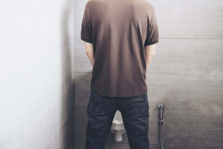 Un homme qui vérifie ses urines pour déterminer les premiers symptômes d'un cancer de la prostate.