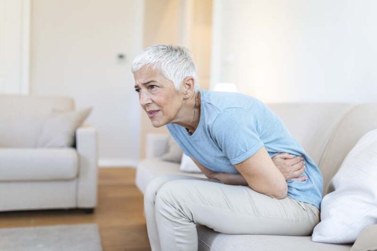 Une femme souffrant des douleurs du cancer de la vessie.