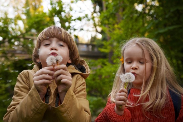 Des enfants qui ne sont pas encore atteints d'asthme, qui jouent dehors.