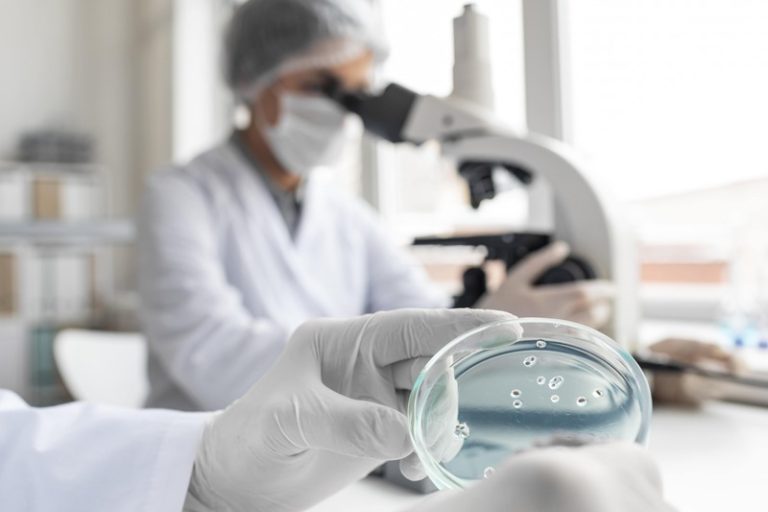 Un chercheur français qui travaille sur un nouveau traitement contre les cancers métastatiques.