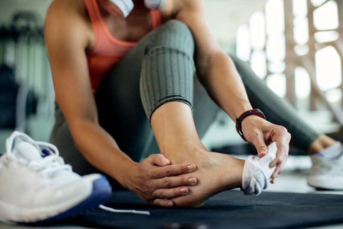 douleur au talon épine calcanéenne podologie semelle orthopédique Ma Santé Une femme qui a mal au talon à cause de la pression sur l'épine calcanéenne.