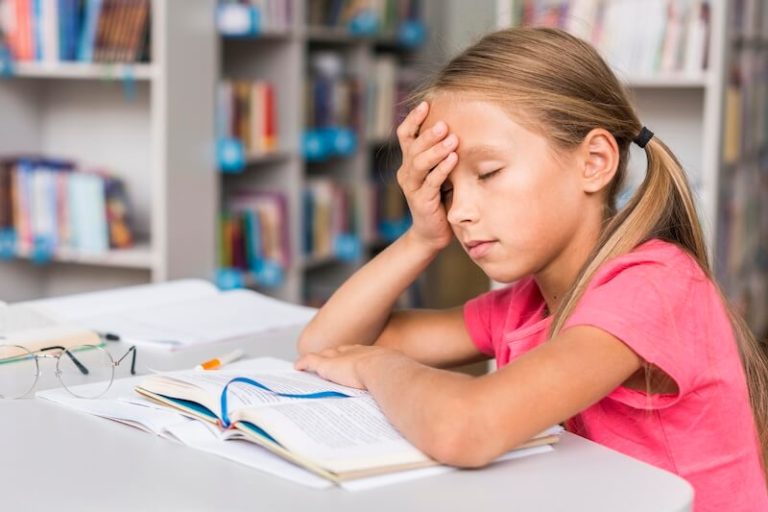 Une petite fille sujette à des troubles de l'apprentissage, notamment de dyslexie.