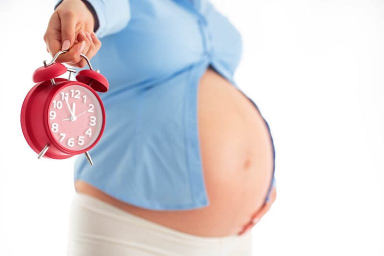 Une femme enceinte inquiète de sa fertilité du fait de l'horloge biologique.