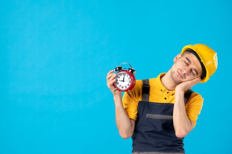 Un jeune adulte en proie à des difficultés à gérer le temps de travail décalé.