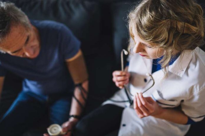 hypertension artérielle symptômes hypertendu maladie insidieuse Ma Santé Une homme qui teste ta tension pour savoir s'il est hypertendu.