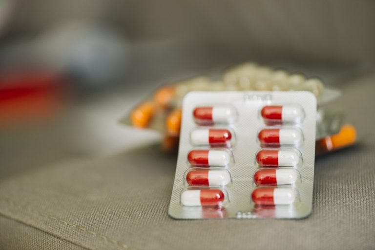 Une plaquette d’antibiotiques prescrite pour traiter les infections urinaires.