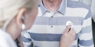 Insuffisance cardiaque : plus de 40 % des patients sans suivi cardiologique annuel Un homme qui consulte une cardiologue pour insuffisance cardiaque.