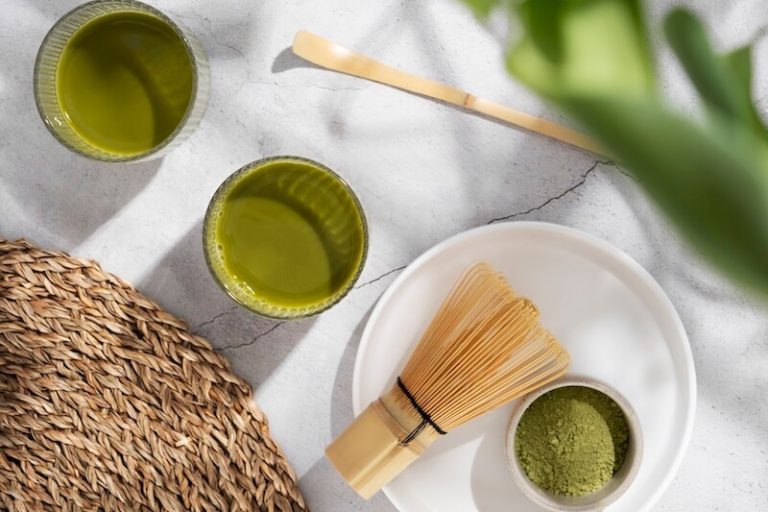 Vue de dessus d'une préparation matcha.