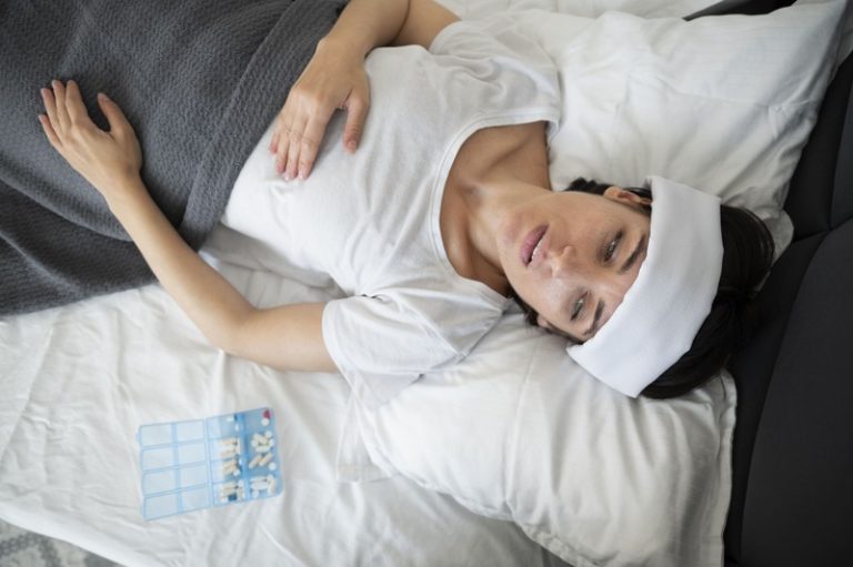 Une femme migraineuse atteinte de tous les symptômes associés à la migraine.