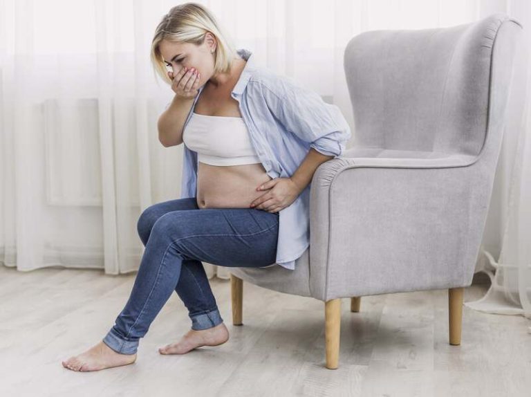 Une femme enceinte victime des nausées et des vomissements pendant la grossesse.