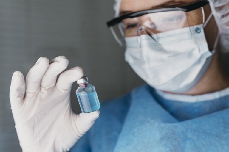 Un chercheur médecin qui travaille sur le nouveau vaccin universel contre la grippe.