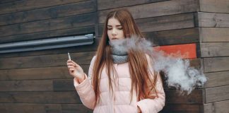 Tabac, alcool, cannabis en baisse chez les jeunes : de nouvelles addictions toutes aussi dangereuses Une jeune femme qui utilise régulièrement une cigarette électronique.