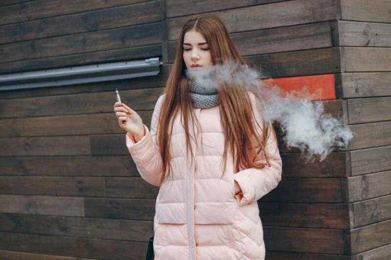 Une jeune femme qui utilise régulièrement une cigarette électronique.